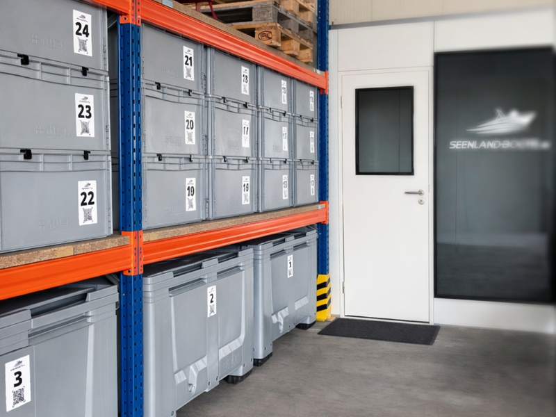 Strukturiertes Lager mit QR-codierten Boxen